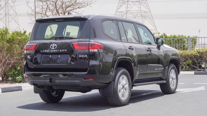 Новый Toyota Land Cruiser 300 Series, 3.4 л, 2025 в Дубае от Najem Motors Черный цвет. GCC | AUTO.AE
