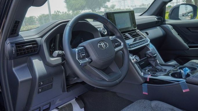 Новый Toyota Land Cruiser 300 Series, 3.4 л, 2025 в Дубае от Najem Motors Черный цвет. GCC | AUTO.AE