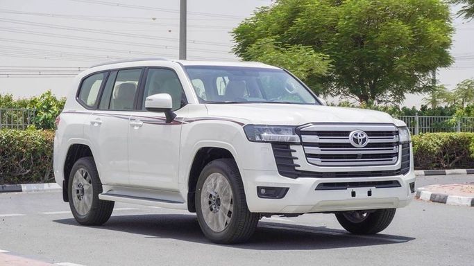 Новый Toyota Land Cruiser 300 Series, 4.0 л, 2025 в Дубае от Najem Motors Белый цвет. GCC | AUTO.AE
