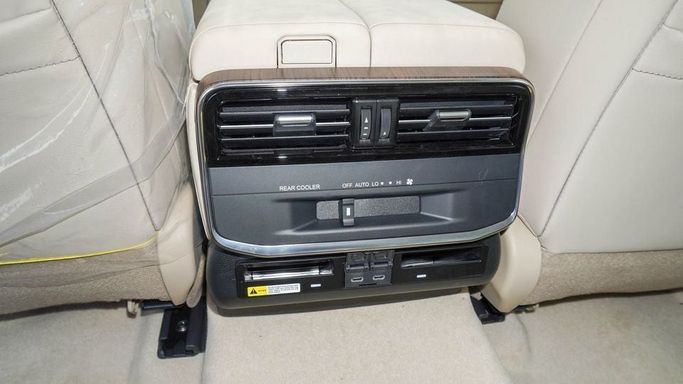 Новый Toyota Land Cruiser 300 Series, 4.0 л, 2025 в Дубае от Najem Motors Белый цвет. GCC | AUTO.AE