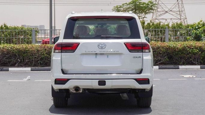 Новый Toyota Land Cruiser 300 Series, 4.0 л, 2025 в Дубае от Najem Motors Белый цвет. GCC | AUTO.AE