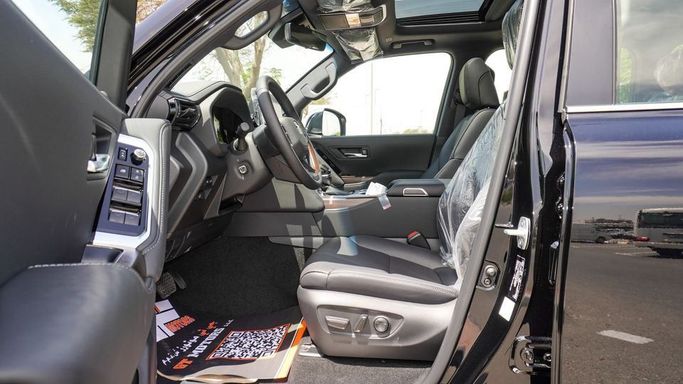 Новый Toyota Land Cruiser 300 Series, 3.4 л, 2025 в Дубае от Najem Motors Черный цвет. GCC | AUTO.AE