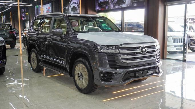 Новый Toyota Land Cruiser 300 Series, 3.4 л, 2025 в Дубае от Najem Motors Серый цвет. GCC | AUTO.AE
