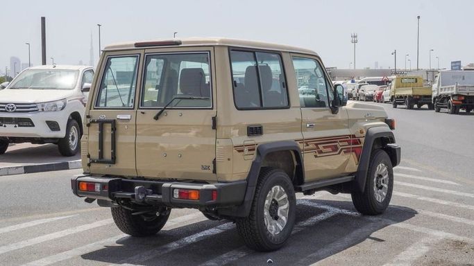 Новый Toyota Land Cruiser 70 Series Рестайлинг 2, 4.0 л, 2025 в Дубае от Najem Motors Бежевый цвет. GCC | AUTO.AE
