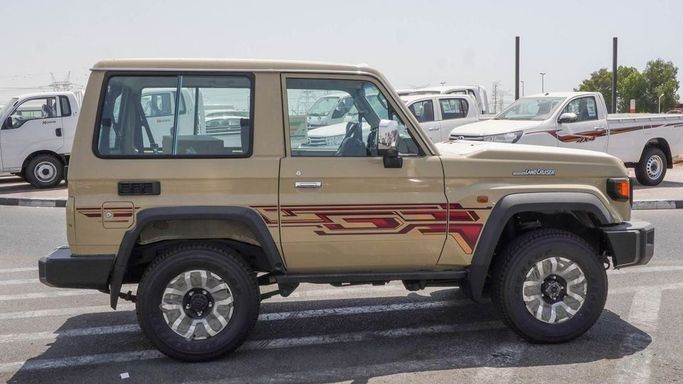 Новый Toyota Land Cruiser 70 Series Рестайлинг 2, 4.0 л, 2025 в Дубае от Najem Motors Бежевый цвет. GCC | AUTO.AE