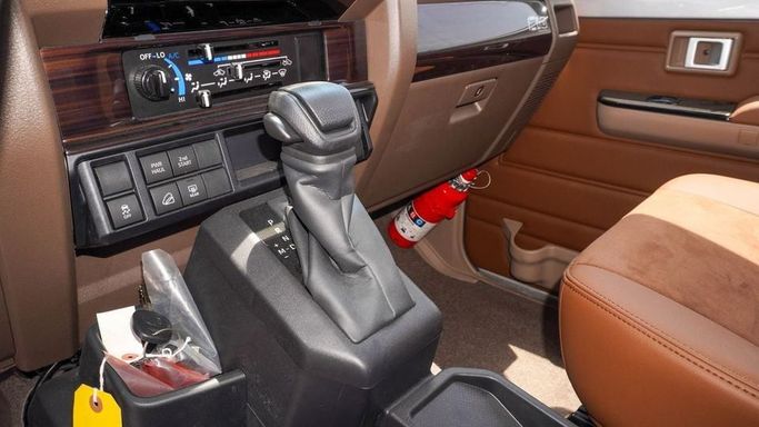 Новый Toyota Land Cruiser 70 Series Рестайлинг 2, 4.0 л, 2025 в Дубае от Najem Motors Серебристый цвет. GCC | AUTO.AE