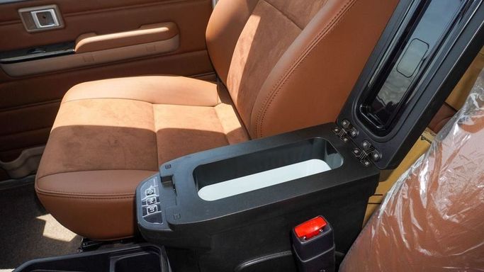 Новый Toyota Land Cruiser 70 Series Рестайлинг 2, 4.0 л, 2025 в Дубае от Najem Motors Серебристый цвет. GCC | AUTO.AE
