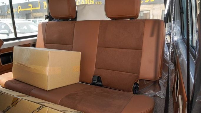 Новый Toyota Land Cruiser 70 Series Рестайлинг 2, 4.0 л, 2025 в Дубае от Najem Motors Серебристый цвет. GCC | AUTO.AE