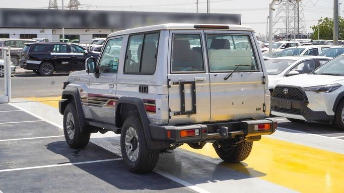 Новый Toyota Land Cruiser 70 Series Рестайлинг 2, 4.0 л, 2025 в Дубае от Najem Motors Серебристый цвет. GCC | AUTO.AE