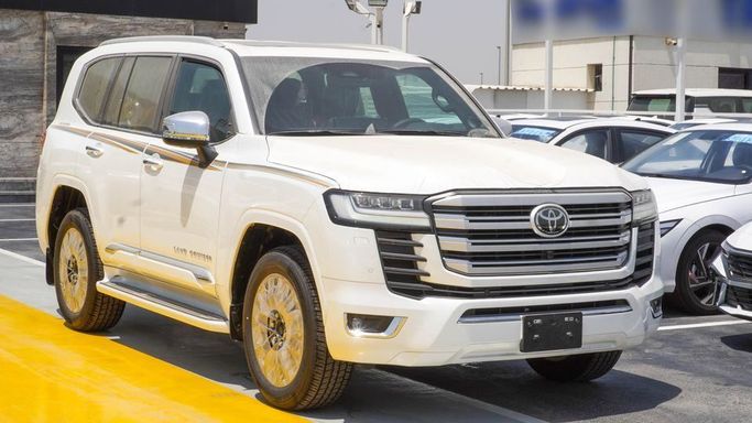 Новый Toyota Land Cruiser 300 Series, 3.4 л, 2025 в Дубае от Najem Motors Белый цвет. GCC | AUTO.AE