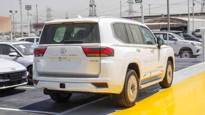 Новый Toyota Land Cruiser 300 Series, 3.4 л, 2025 в Дубае от Najem Motors Белый цвет. GCC | AUTO.AE