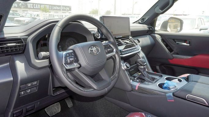 Новый Toyota Land Cruiser 300 Series, 3.4 л, 2025 в Дубае от Najem Motors Белый цвет. GCC | AUTO.AE