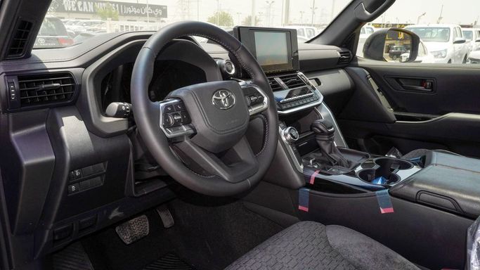 Новый Toyota Land Cruiser 300 Series, 3.4 л, 2025 в Дубае от Najem Motors Черный цвет. GCC | AUTO.AE