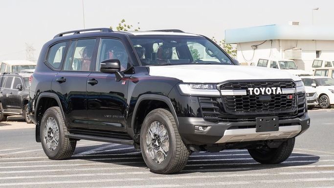 Новый Toyota Land Cruiser 300 Series, 3.4 л, 2025 в Дубае от Najem Motors Черный цвет. GCC | AUTO.AE