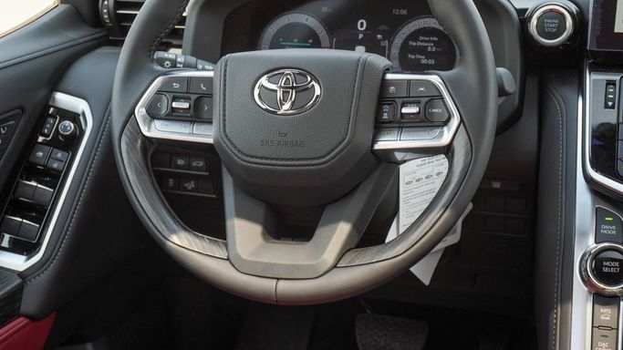 Новый Toyota Land Cruiser 300 Series, 3.4 л, 2025 в Дубае от Najem Motors Белый цвет. GCC | AUTO.AE