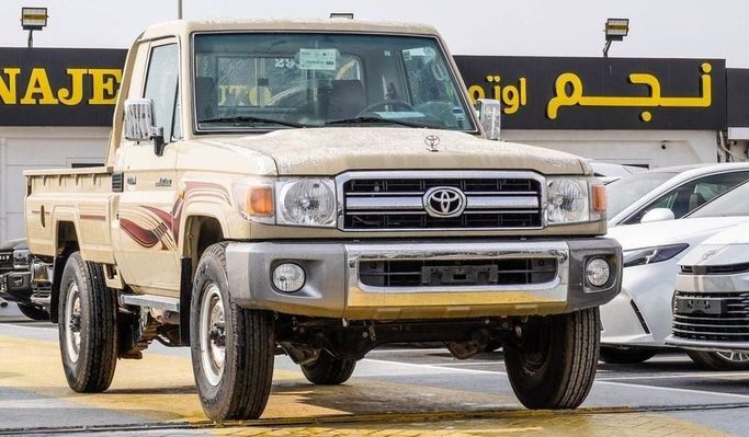 Подержанный Toyota Land Cruiser 70 Series Рестайлинг, 4.0 л, 2009 в Дубае от Najem Motors Бежевый цвет. GCC | AUTO.AE
