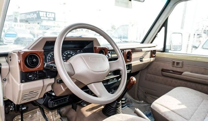 Подержанный Toyota Land Cruiser 70 Series Рестайлинг, 4.0 л, 2009 в Дубае от Najem Motors Бежевый цвет. GCC | AUTO.AE