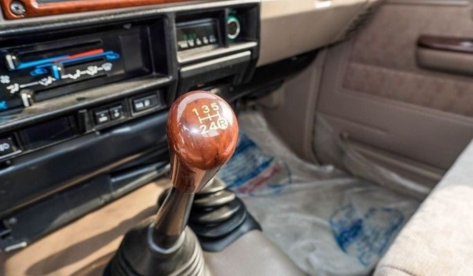 Подержанный Toyota Land Cruiser 70 Series Рестайлинг, 4.0 л, 2009 в Дубае от Najem Motors Бежевый цвет. GCC | AUTO.AE