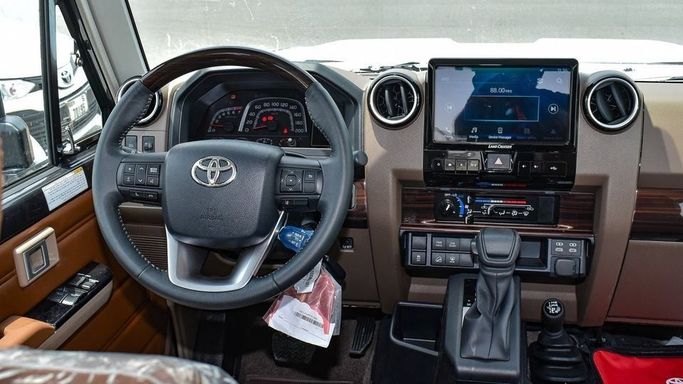 Новый Toyota Land Cruiser 70 Series Рестайлинг 2, 4.0 л, 2024 в Дубае от Najem Motors Серый цвет. GCC | AUTO.AE