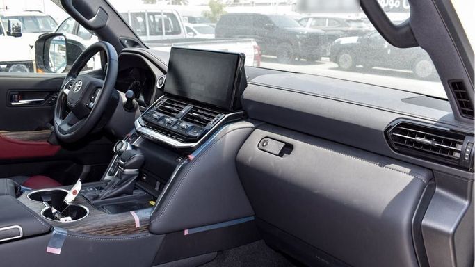 Новый Toyota Land Cruiser 300 Series, 3.4 л, 2024 в Дубае от Najem Motors Белый цвет. GCC | AUTO.AE