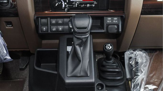 Новый Toyota Land Cruiser 70 Series Рестайлинг 2, 4.0 л, 2024 в Дубае от Najem Motors Белый цвет. GCC | AUTO.AE
