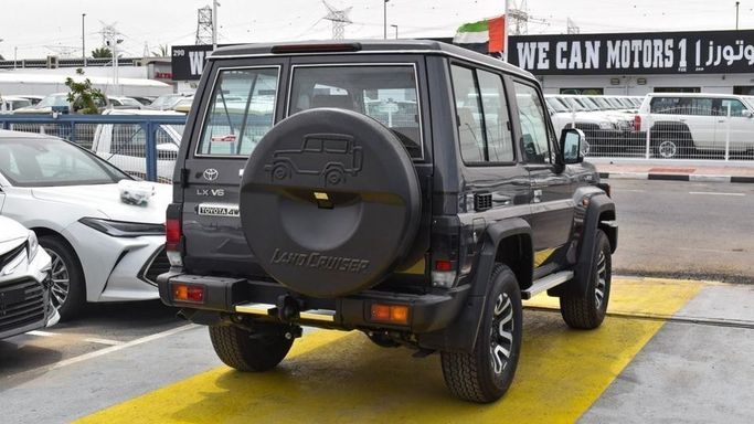 Новый Toyota Land Cruiser 70 Series Рестайлинг 2, 4.0 л, 2024 в Дубае от Najem Motors Черный цвет. GCC | AUTO.AE