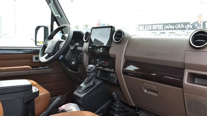 Новый Toyota Land Cruiser 70 Series Рестайлинг 2, 4.0 л, 2024 в Дубае от Najem Motors Черный цвет. GCC | AUTO.AE