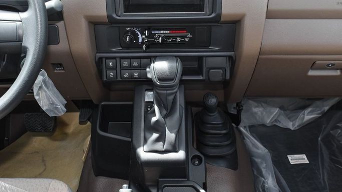 Новый Toyota Land Cruiser 70 Series Рестайлинг 2, 4.0 л, 2024 в Дубае от Najem Motors Белый цвет. GCC | AUTO.AE