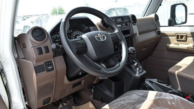 Новый Toyota Land Cruiser 70 Series Рестайлинг 2, 4.0 л, 2024 в Дубае от Najem Motors Белый цвет. GCC | AUTO.AE