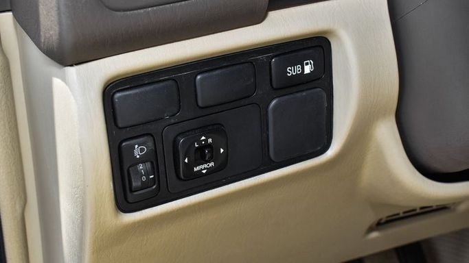 Подержанный Toyota Land Cruiser 100 Series Рестайлинг 1, 4.5 л, 2005 в Дубае от Najem Motors Золотистый цвет. GCC | AUTO.AE