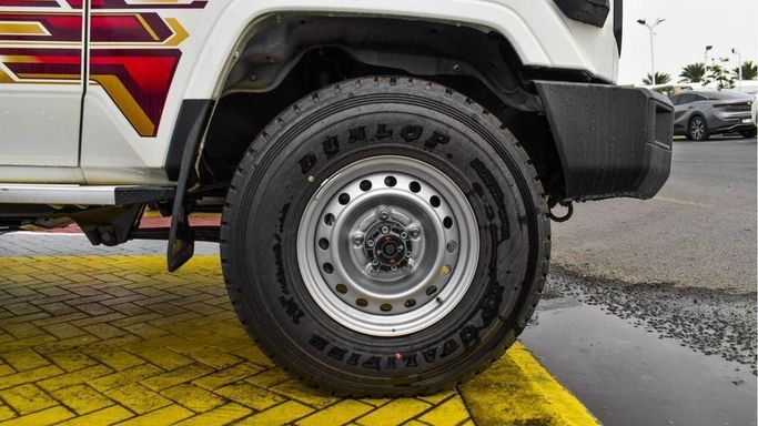Новый Toyota Land Cruiser 70 Series Рестайлинг 2, 4.0 л, 2024 в Дубае от Najem Motors Белый цвет. GCC | AUTO.AE