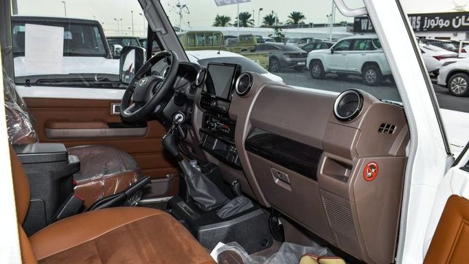 Новый Toyota Land Cruiser 70 Series Рестайлинг 2, 4.0 л, 2024 в Дубае от Najem Motors Белый цвет. GCC | AUTO.AE