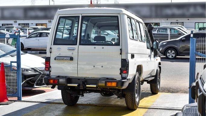 Новый Toyota Land Cruiser 70 Series Рестайлинг 2, 4.0 л, 2024 в Дубае от Najem Motors Белый цвет. GCC | AUTO.AE