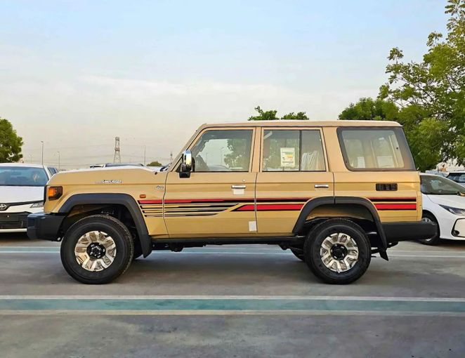Новый Toyota Land Cruiser 70 Series Рестайлинг 2, 4.0 л, 2025 в Дубае от SK Motors Бежевый цвет. Other | AUTO.AE