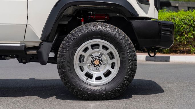 Новый Toyota Land Cruiser 70 Series Рестайлинг 2, 4.5 л, 2025 в Дубае от Milele Белый цвет. Other | AUTO.AE