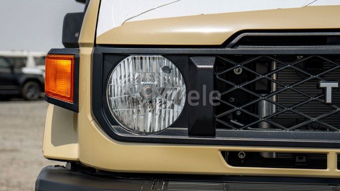 جديدة Toyota Land Cruiser 70 Series تجميل الوجه 2, 4.0 l, 2025 في في دبي من Milele، اللون بيج. أخرى | AUTO.AE