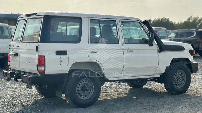 Новый Toyota Land Cruiser 70 Series Рестайлинг 2, 4.5 л, 2025 в Дубае от Falcons GT Motors FZCO Белый цвет. Other | AUTO.AE