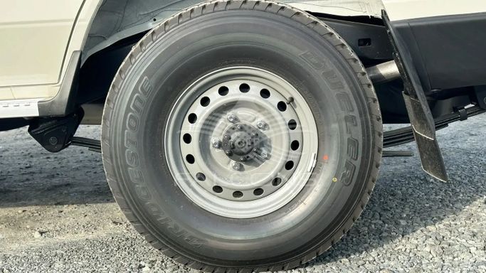 Новый Toyota Land Cruiser 70 Series Рестайлинг 2, 4.5 л, 2025 в Дубае от Falcons GT Motors FZCO Белый цвет. Other | AUTO.AE