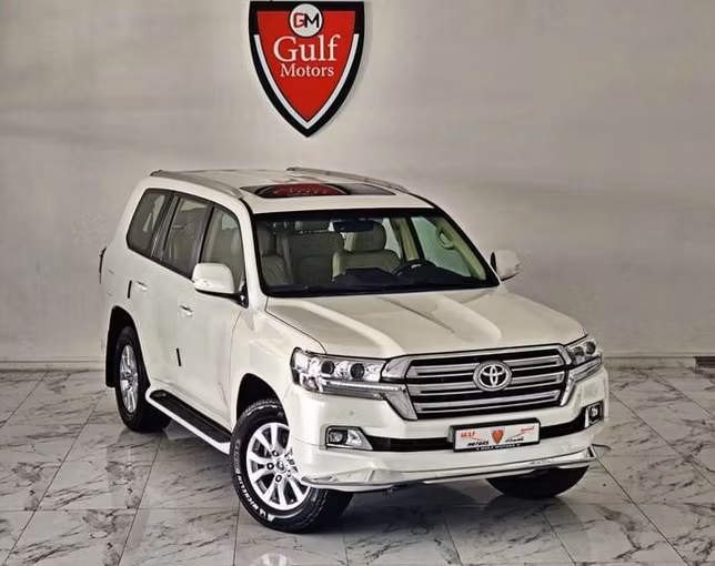Used Toyota Land Cruiser 200 Series Facelift 2, 4.0 l, 2017 in Dubai by Gulf Motors, White color. GCC Specs | AUTO.AE