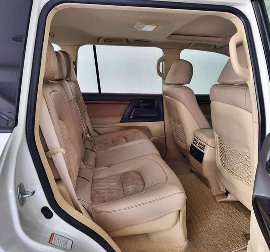 Used Toyota Land Cruiser 200 Series Facelift 2, 4.0 l, 2017 in Dubai by Gulf Motors, White color. GCC Specs | AUTO.AE