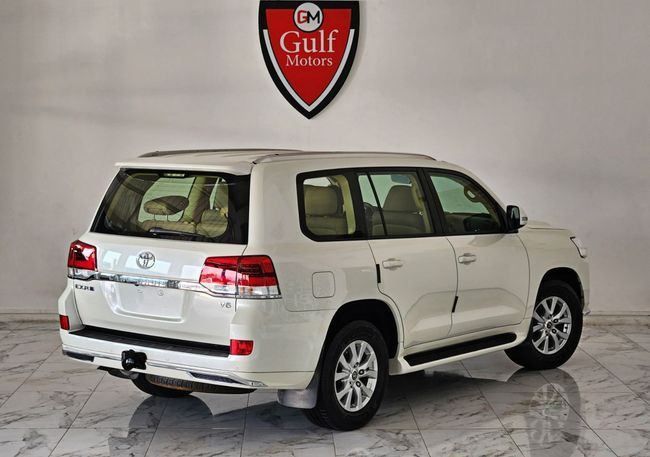 Used Toyota Land Cruiser 200 Series Facelift 2, 4.0 l, 2017 in Dubai by Gulf Motors, White color. GCC Specs | AUTO.AE