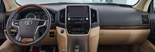Used Toyota Land Cruiser 200 Series Facelift 2, 4.0 l, 2017 in Dubai by Gulf Motors, White color. GCC Specs | AUTO.AE