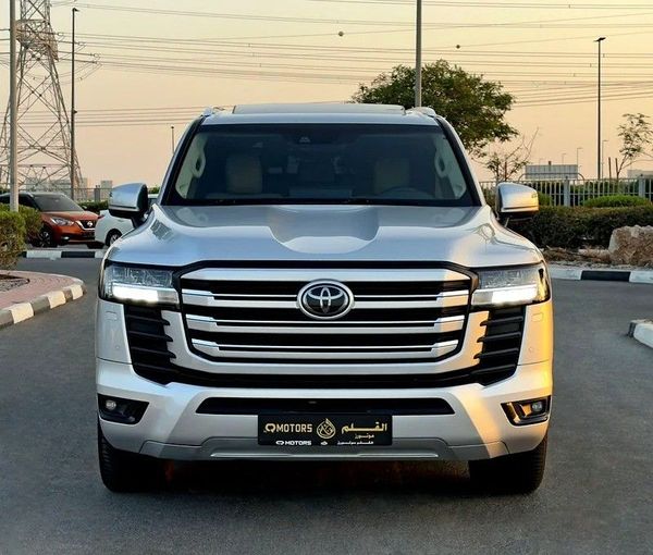 Подержанный Toyota Land Cruiser 300 Series, 3.4 л, 2023 в Дубае от Q Motors Серебристый цвет. GCC | AUTO.AE