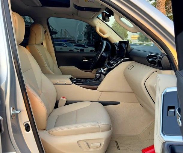 Подержанный Toyota Land Cruiser 300 Series, 3.4 л, 2023 в Дубае от Q Motors Серебристый цвет. GCC | AUTO.AE