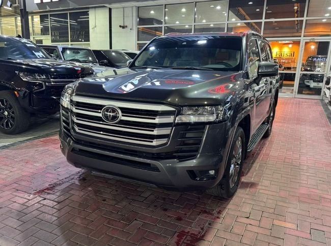 Подержанный Toyota Land Cruiser 300 Series, 4.0 л, 2022 в Дубае от Al Faisal Motors Серый цвет. GCC | AUTO.AE