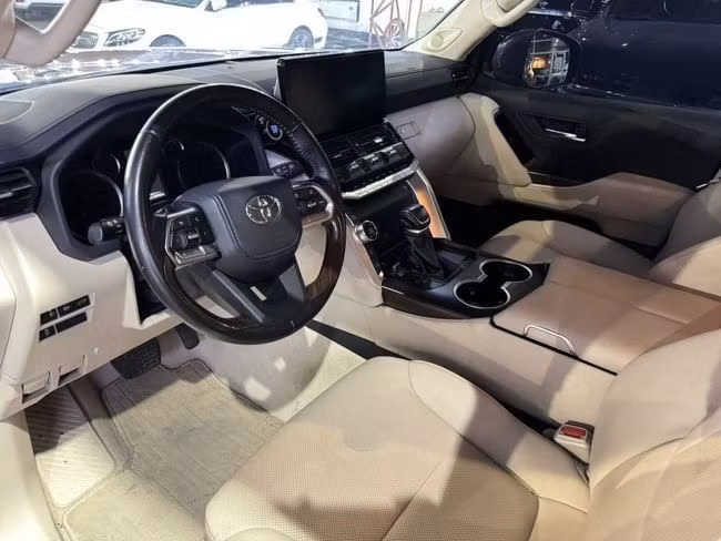 Подержанный Toyota Land Cruiser 300 Series, 4.0 л, 2022 в Дубае от Al Faisal Motors Серый цвет. GCC | AUTO.AE