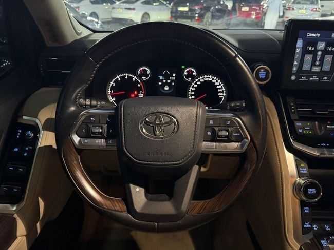 Подержанный Toyota Land Cruiser 300 Series, 4.0 л, 2022 в Дубае от Al Faisal Motors Серый цвет. GCC | AUTO.AE