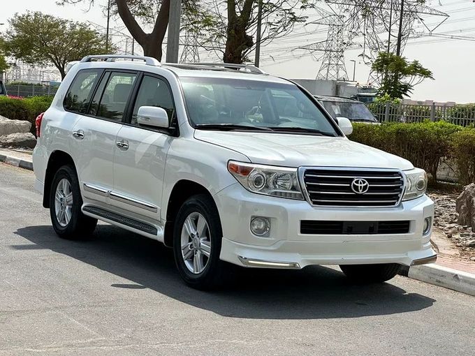 Подержанный Toyota Land Cruiser 200 Series Рестайлинг 1, 4.0 л, 2015 в Дубае от Formula Motors Белый цвет. GCC | AUTO.AE