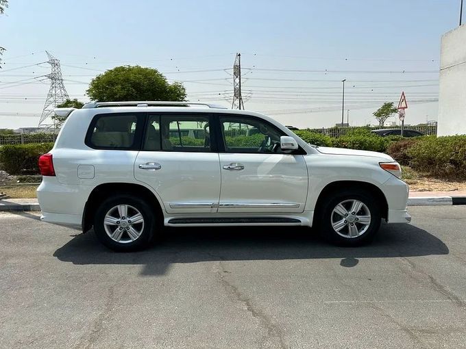 Подержанный Toyota Land Cruiser 200 Series Рестайлинг 1, 4.0 л, 2015 в Дубае от Formula Motors Белый цвет. GCC | AUTO.AE