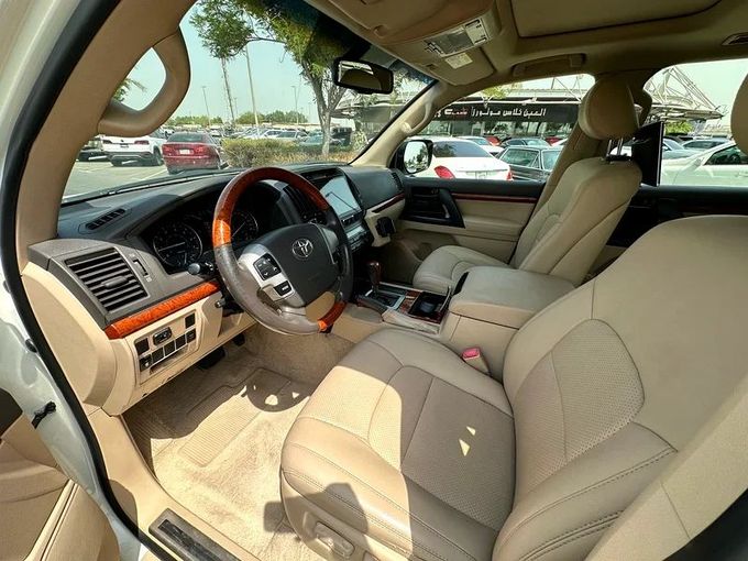 Подержанный Toyota Land Cruiser 200 Series Рестайлинг 1, 4.0 л, 2015 в Дубае от Formula Motors Белый цвет. GCC | AUTO.AE